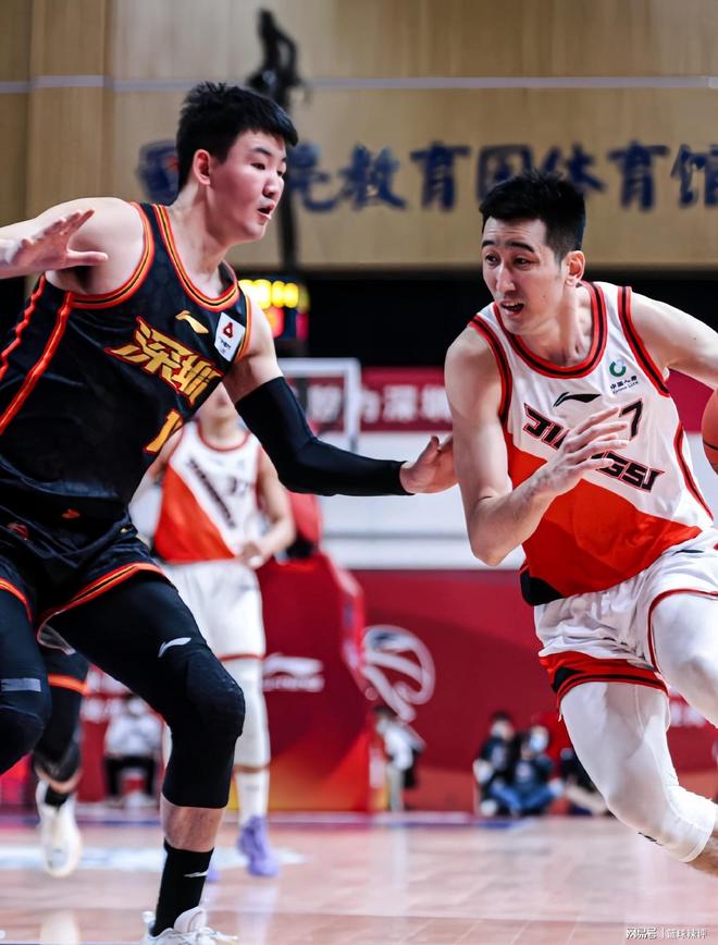 九游ag网页版直接进入包含清晨CBA常规赛焦点战,浙江队官宣签约,引发热议,临场指挥获称赞的词条